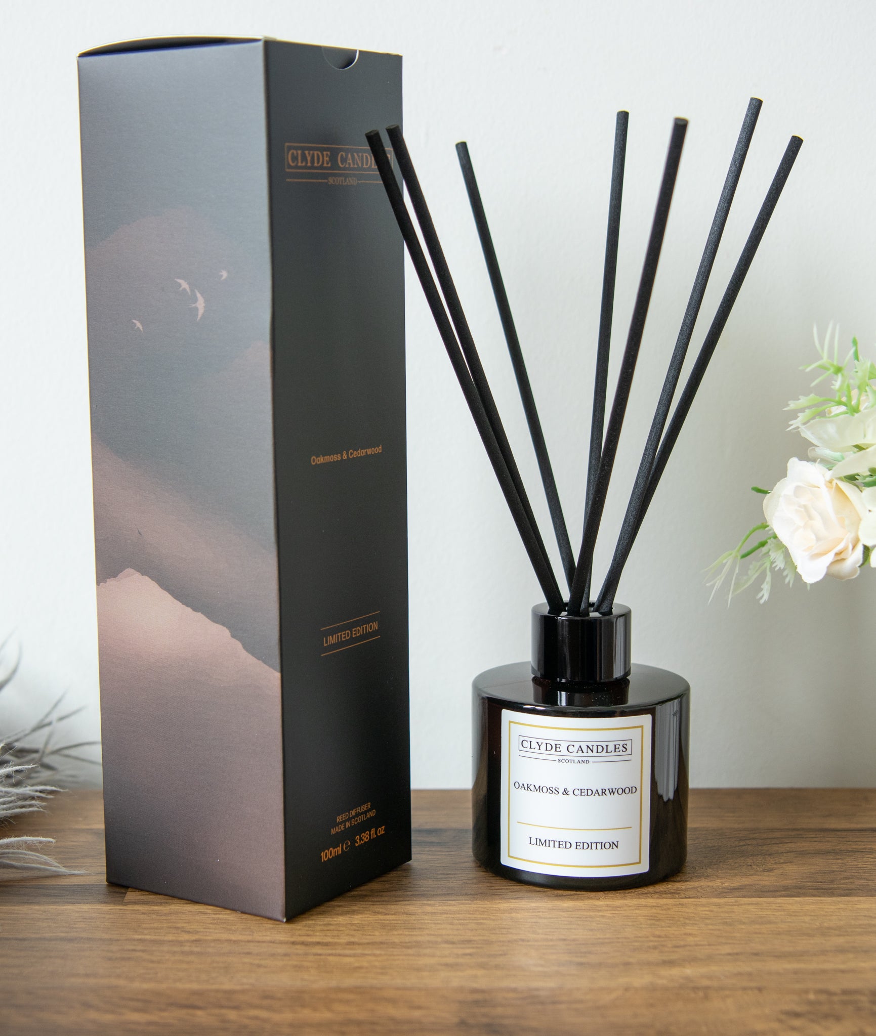 oakmoss & cedarwood Reed Diffuser - Clyde Candles, Luxury Diffuser Oil with a Set of 7 Fibre Sticks, 100ml, Best Aroma Scent for Home, Kitchen, Living Room, Bathroom. Fragrance Diffusers set with sticks