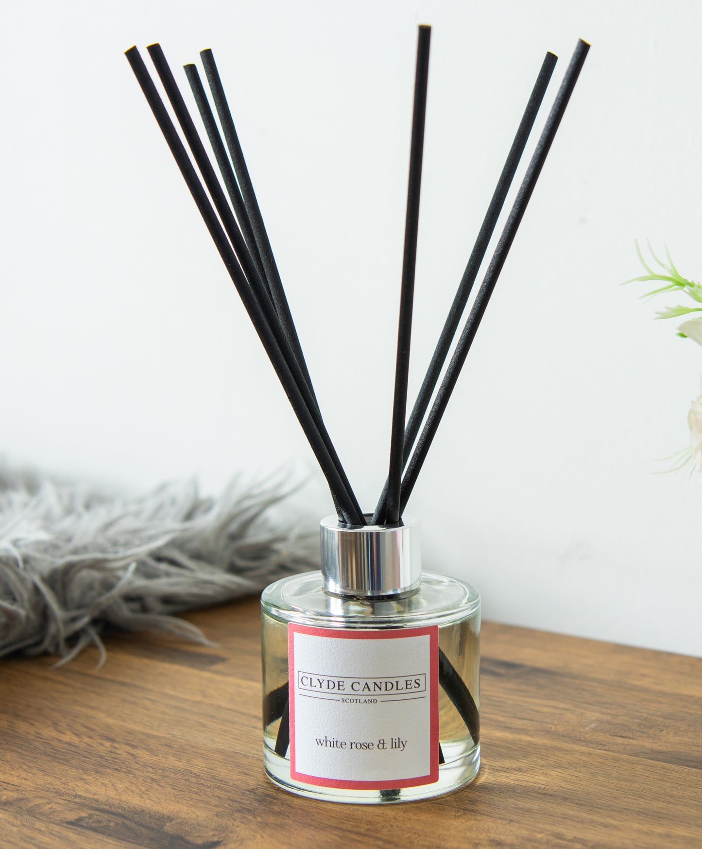 white rose and lily, Reed Diffuser - Clyde Candles, Luxury Diffuser Oil with a Set of 7 Fibre Sticks, 100ml, Best Aroma Scent for Home, Kitchen, Living Room, Bathroom. Fragrance Diffusers set with sticks, fairy dust
